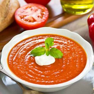 sopa de tomate yogur y albahaca