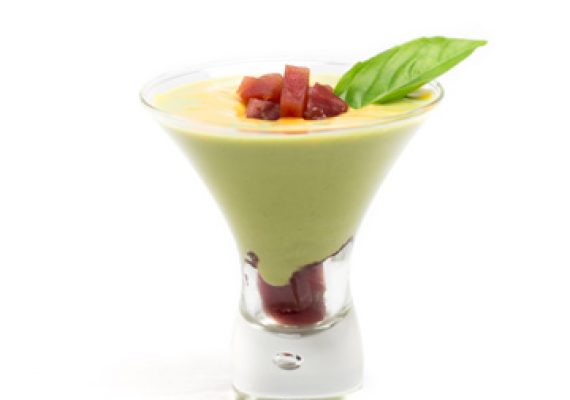 Salmorejo de albahaca y aguacate