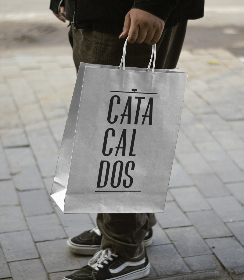 chico recoge comida para llevar en restaurante Catacaldos