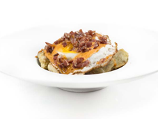 Alcachofas fritas con huevo ibérico y salsa romescu menú carta Catacaldos