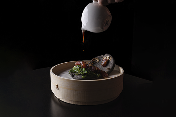 Bao de sashimi de atún, ensalada de algas y pepino, vinagreta de soja, salsa hoisin y su mahonesa Catacaldos