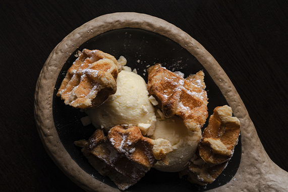 Gofre con piña colada, su helado artesano y crispis de piña Catacaldos